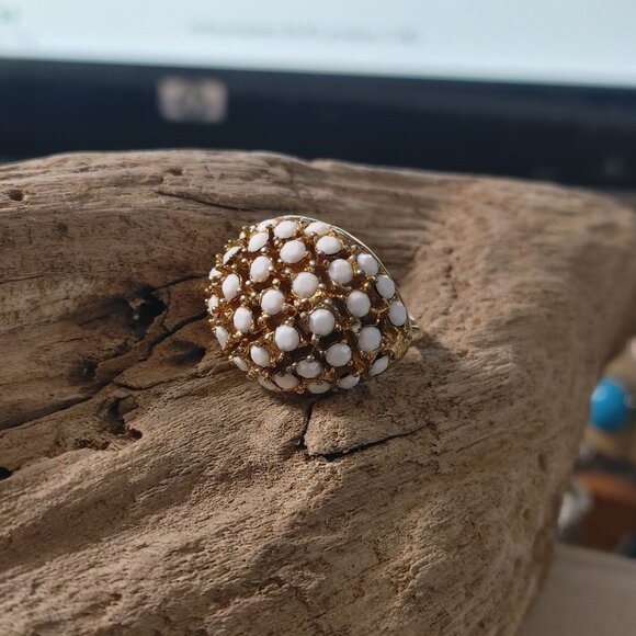 Napier Ring White Cabochons Size 7 Vintage MCM Gold Tone Retro Statement Jewelry - Picture 3 of 15